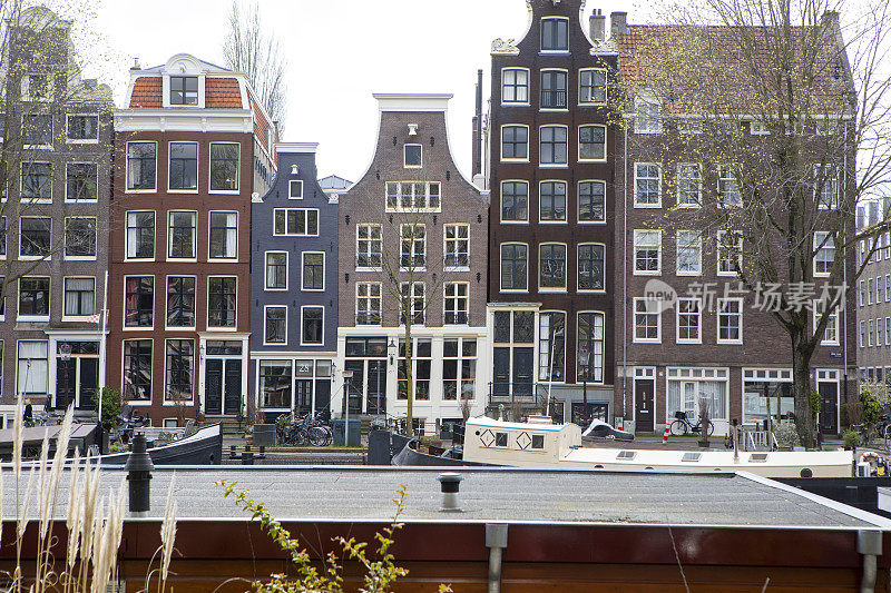 阿姆斯特丹运河边的联排别墅和船只