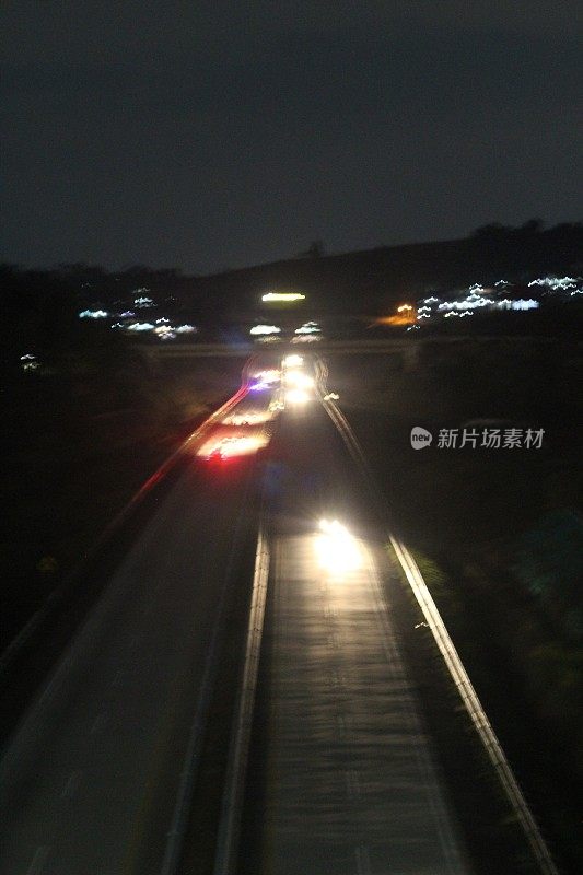 夜间收费公路上的灯光