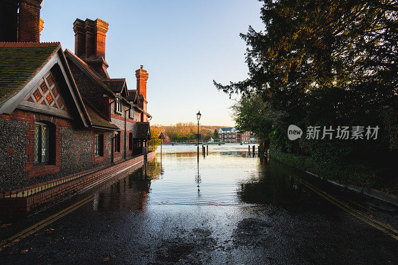 英国白金汉郡马洛，冬季洪水中的泰晤士河