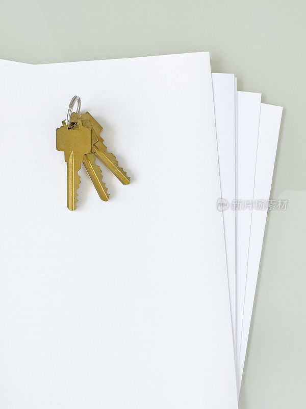 房子钥匙和白纸