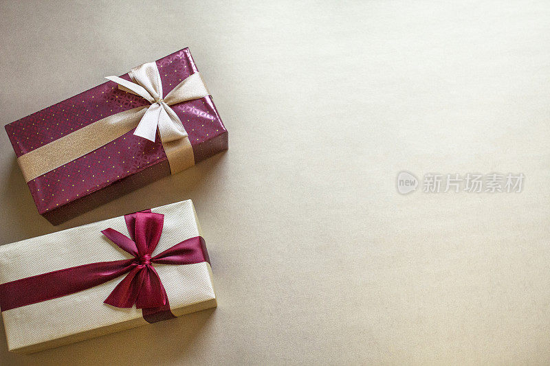圣诞节和情人节的组成，顶视图两个礼盒上的黄金背景
