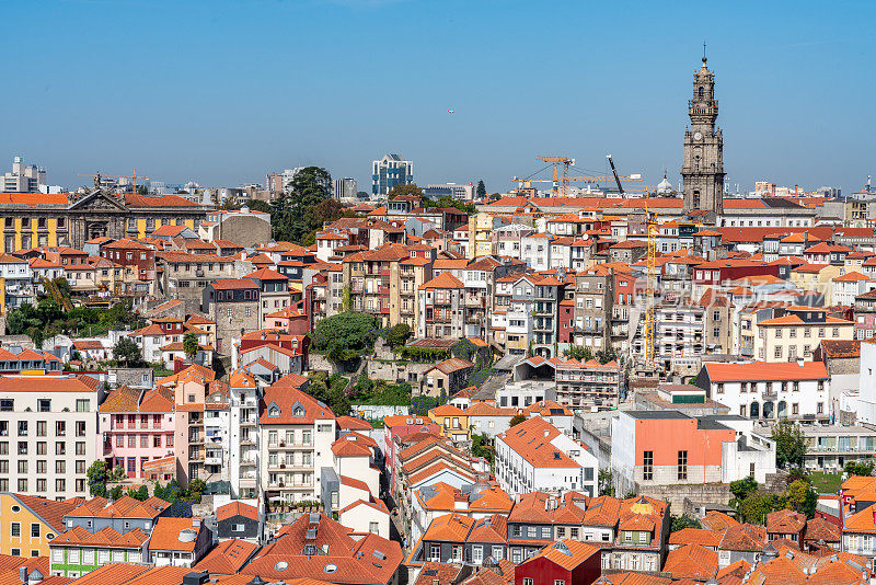 从波尔图的圣玛丽亚大教堂看到的神职人员教堂和塔楼——波尔图大教堂，波尔图，葡萄牙