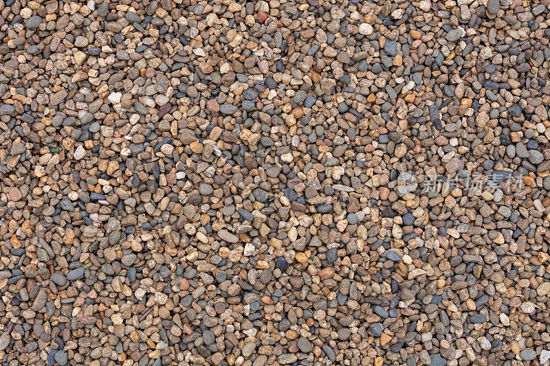 河卵石是一种小而圆的天然石材，用于园林绿化和美化