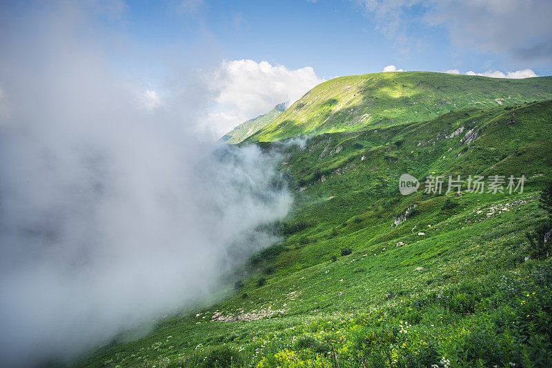 雄伟的云层覆盖着山谷