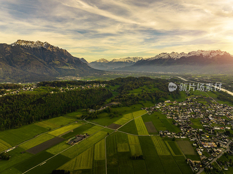 瑞士美丽的农田和鲁格尔镇鸟瞰图。