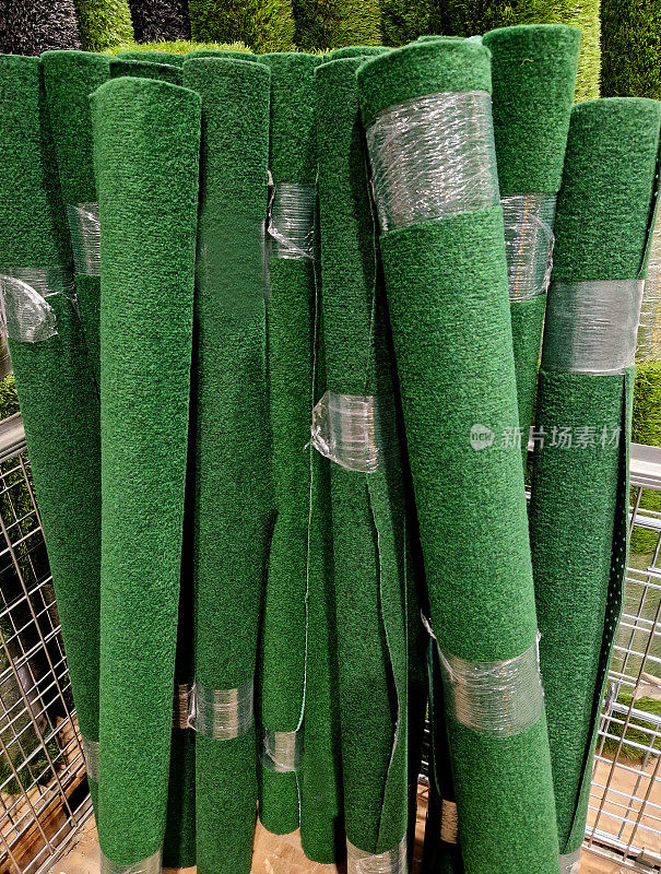 人造草坪是一种由合成纤维制成的表面，看起来像天然草，用于运动场、住宅草坪和商业用途