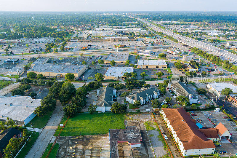 俯瞰休斯顿市美丽的高速公路与交通线在45州际高速公路周围的购物中心广场美国