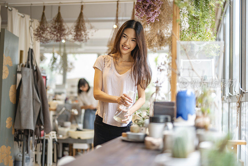 中国企业家照顾室内植物