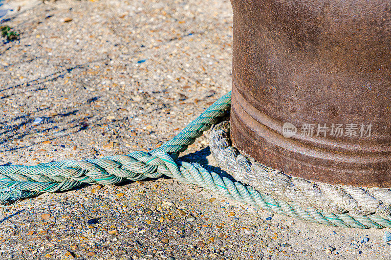 绳子系在钢系柱上的特写镜头