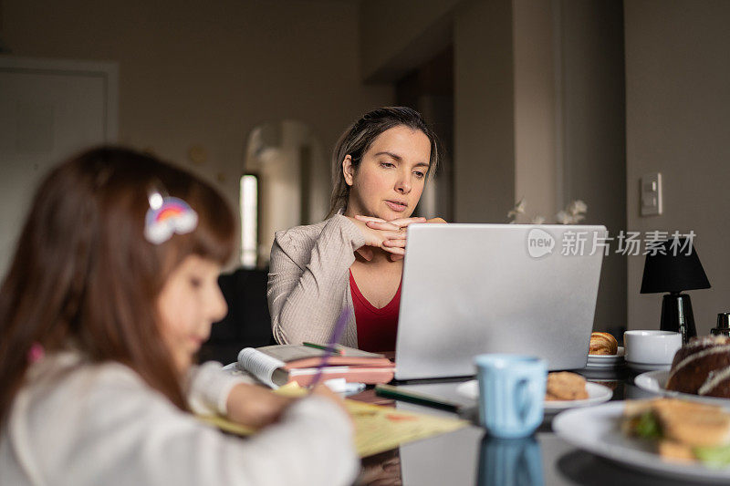 妇女工作，女儿学习，一起在家吃早餐