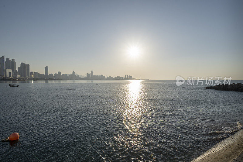 日出时海边的青岛市景