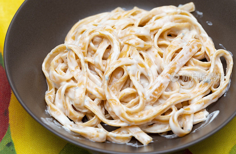 Tagliatelle，蛇发蛇和塔巴斯科酱。