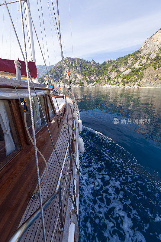 乘坐木制游艇在土耳其马尔马里斯进行蓝色航行