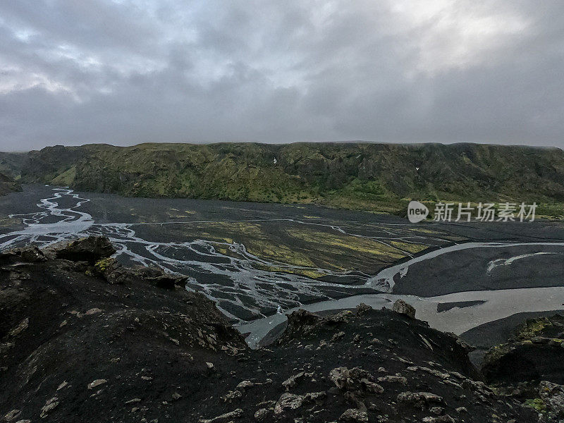 美丽的冰岛全景风景，绿色和黑色的火山Landmannalaugar山，在著名的laugavgur徒步旅行路线。