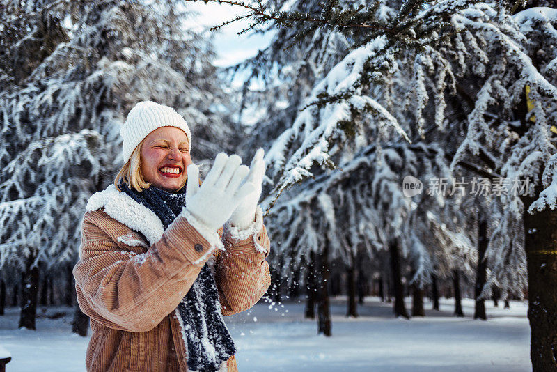 年轻的白人女子享受着冬天的雪天