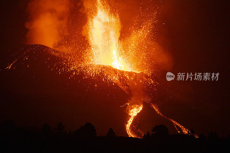 康伯利维亚火山在地震期间爆发。火山锥和火山炸弹正赶往黎明山。