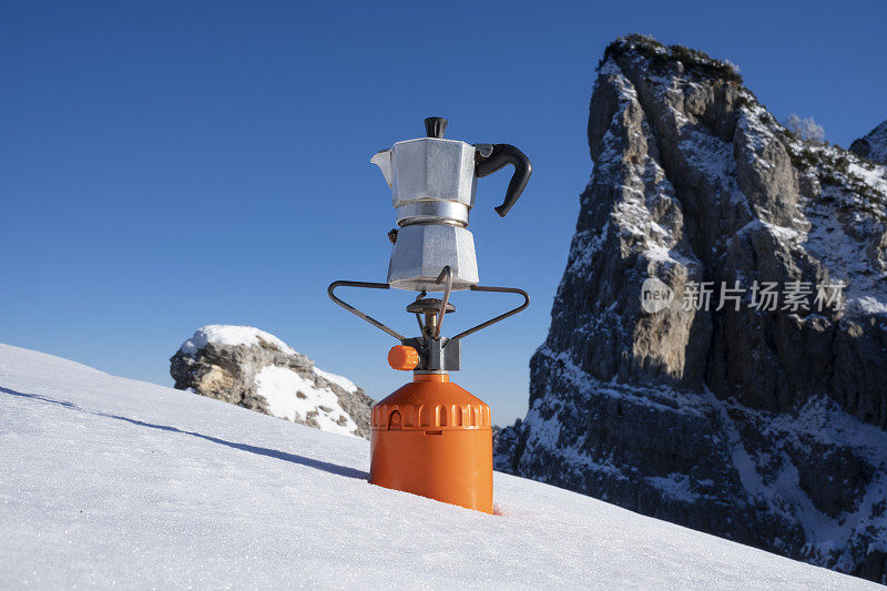 莫卡站在雪山的煤气炉上