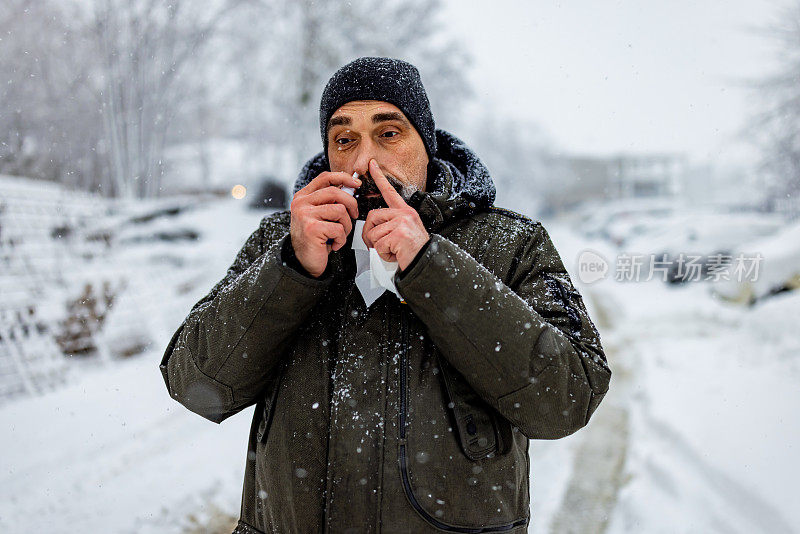 感冒和流感。成熟的病人在街上用鼻喷雾剂。