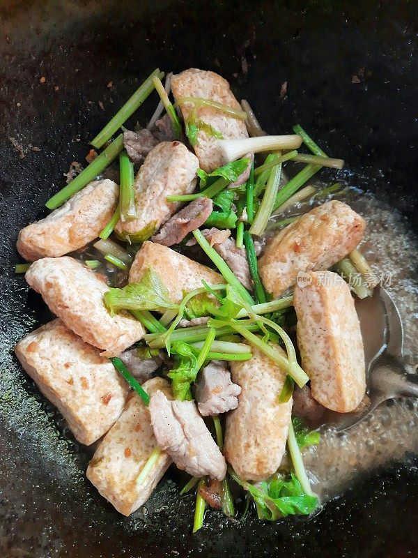 炒豆腐芹菜配猪肉。