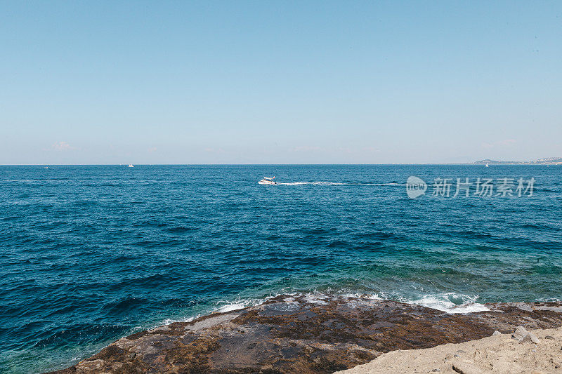 海和船在地平线上