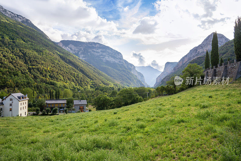 在西班牙阿拉贡的韦斯卡，比利牛斯山的Chistau山谷的村庄