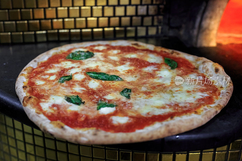 意大利真正的那不勒斯披萨在那不勒斯附近的烤箱