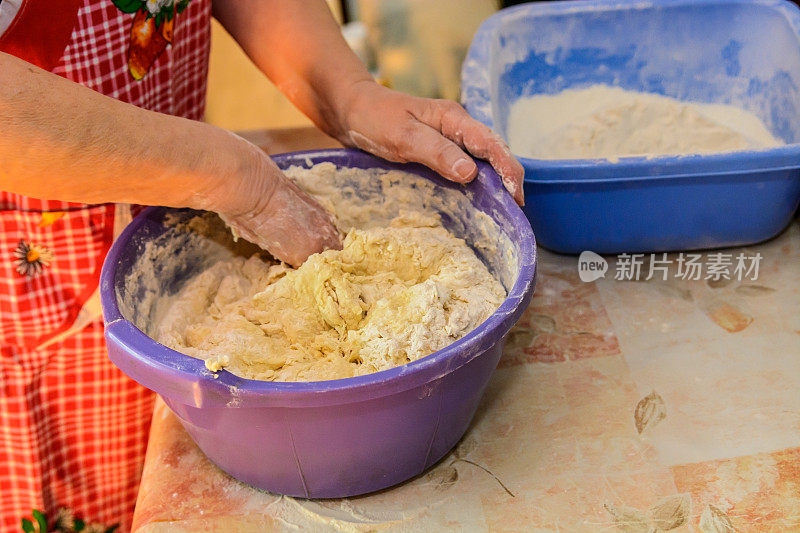 一位女厨师正在准备烘烤用的面团。