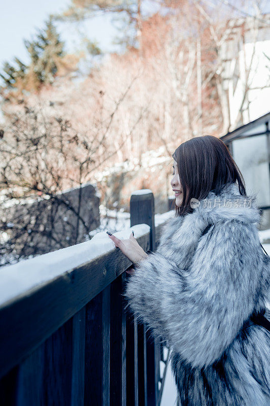 年轻的女游客在日本玩雪玩得很开心