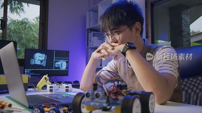 亚洲青少年在做Arduino机器人家庭作业
