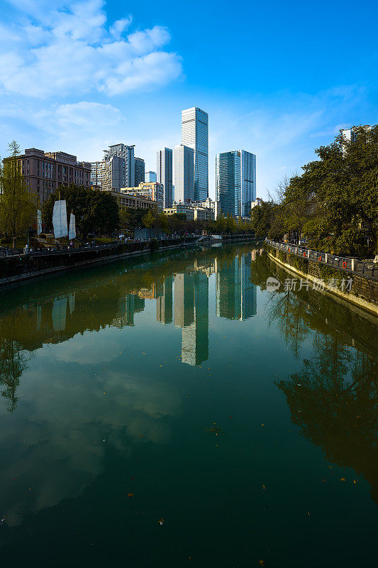 下午，成都大桥边的城市天际线