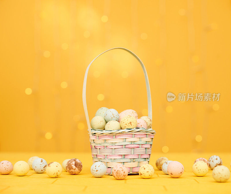 明亮的复活节背景与复活节篮子和复活节蛋在黄色的设置