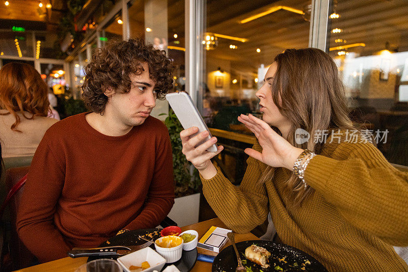 女人用手机向朋友解释一些事情