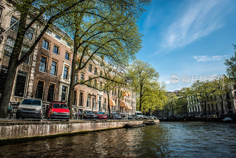 荷兰阿姆斯特丹的阿姆斯特尔河，河边停满了车