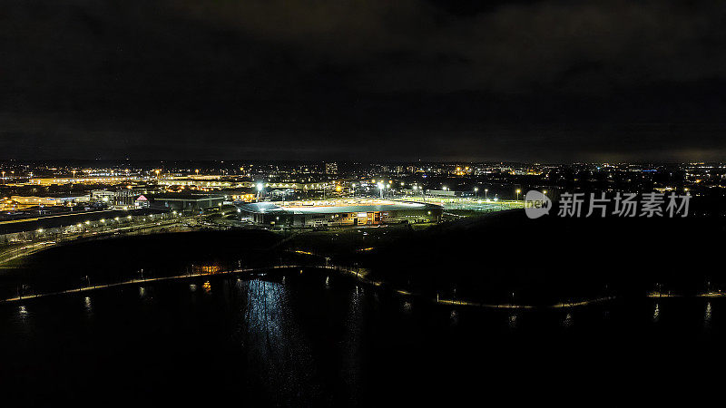 英国南约克郡的唐卡斯特流浪者体育场和湖畔体育中心的夜间鸟瞰图