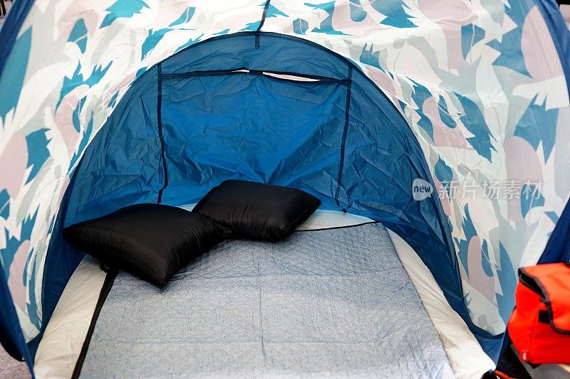 一个野营帐篷里的枕头