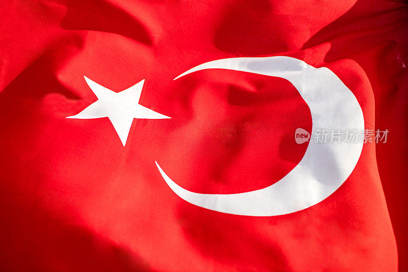鸟瞰伊斯坦布尔博斯普鲁斯海峡和土耳其国旗