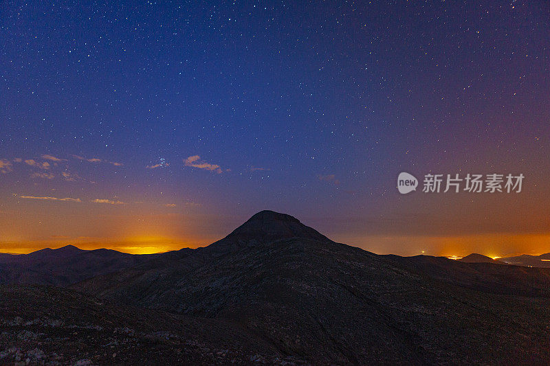 在富埃特文图拉岛的Sicasumbre山俯瞰Betancuria的夜空