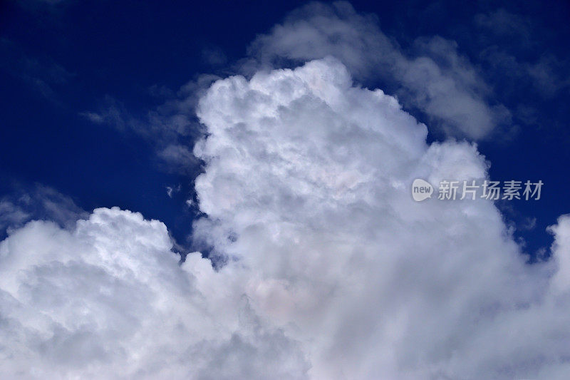 在深蓝色的夏季天空中形成了美丽、戏剧性的暴风云。
