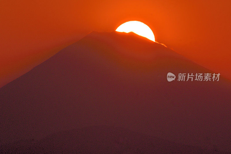 从神奈川县三浦半岛看富士山日落和日落后