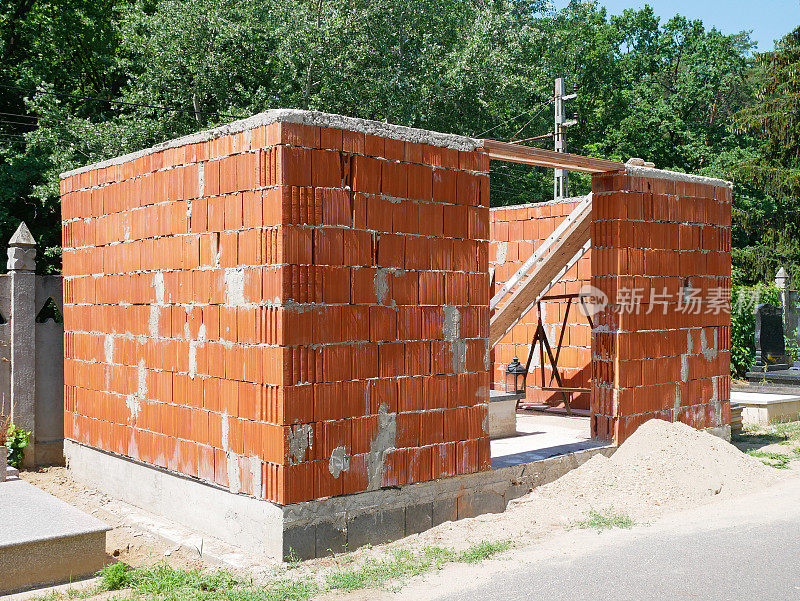 公共墓地内正在兴建的地窖