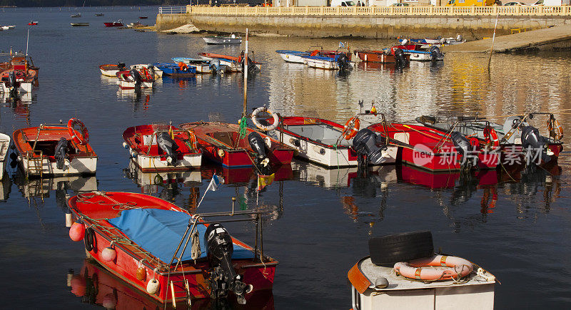 渔船，卡里港和城市景观，蓬特韦德拉省，加利西亚，西班牙。