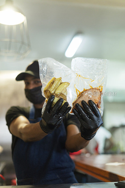 餐厅厨师检查布道准备和传递