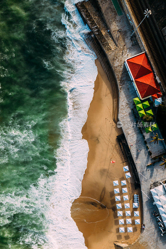 从上到下的无人机在葡萄牙里斯本附近的卡斯凯伊斯的莫伊塔斯沙滩