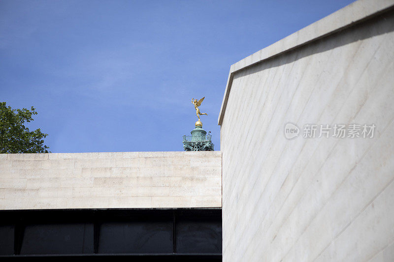 从低角度看科隆纳德朱利叶纪念碑，前景是混凝土墙