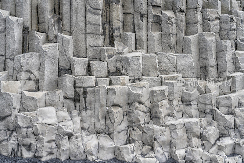 瑞尼斯菲加拉黑沙滩上的加达玄武岩柱