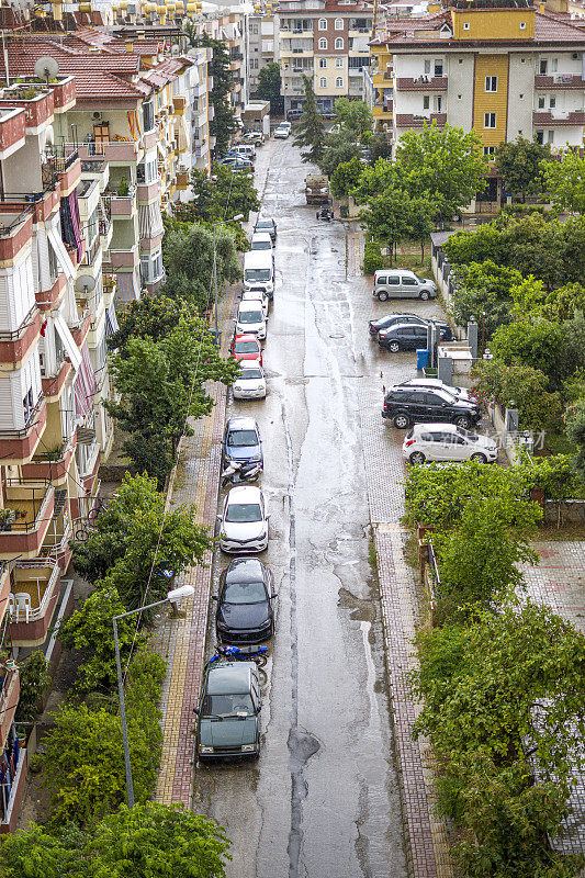 雨点落在窗外的玻璃上