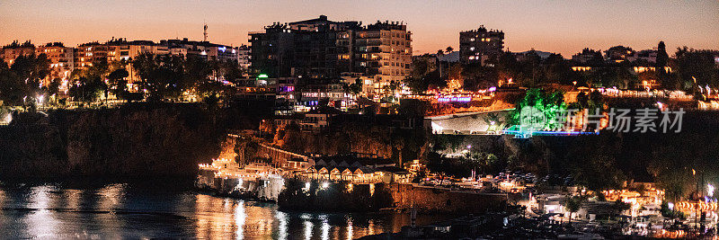安塔利亚土耳其。土耳其的风景摄影。大海，岩石，海滩和天空。安纳托利亚地区的老城区，夜城。夏天的地中海。