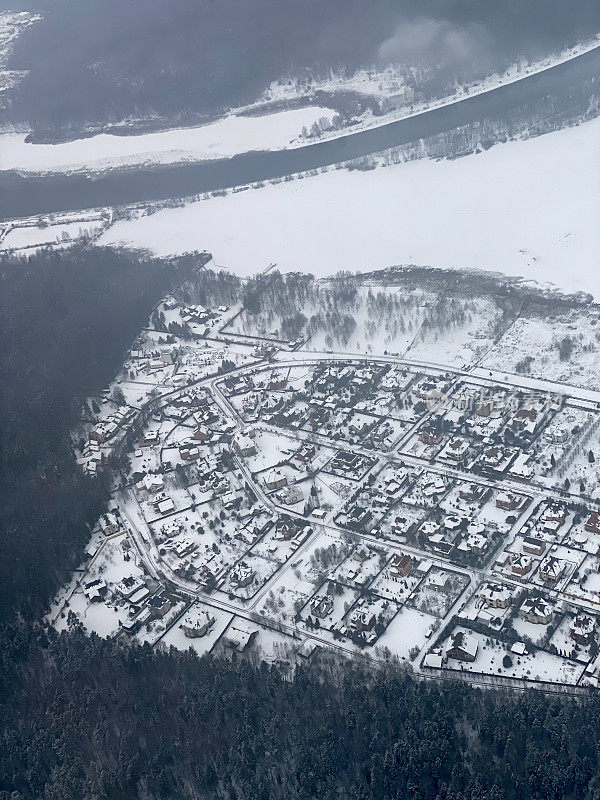 俄罗斯城市在下雪，鸟瞰图