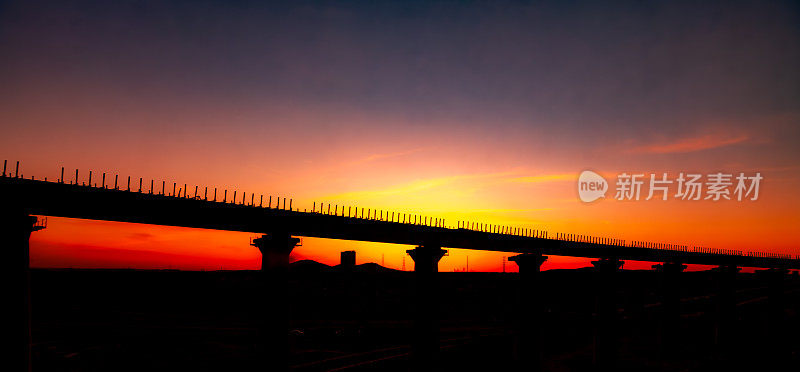 铁路桥下的夕阳