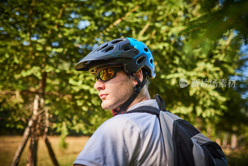 骑自行车的人准备骑在极端和危险的森林道路上